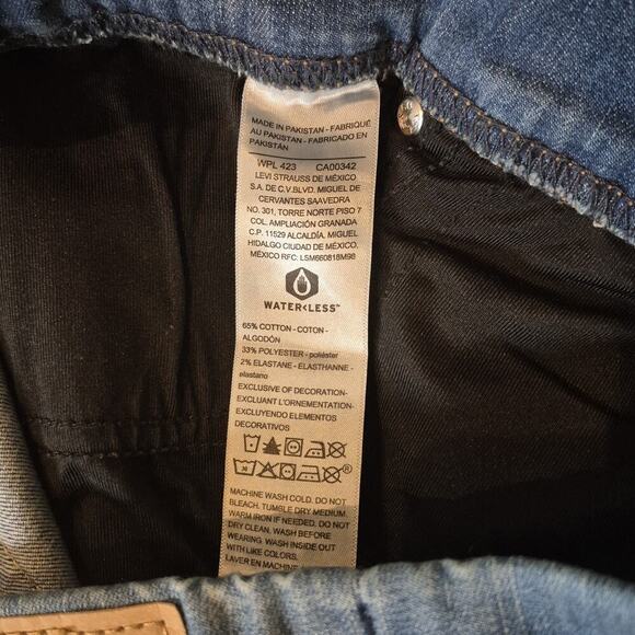 Levi's Signature Gold Jeans Womens 14/32 Blue Pull-On Capri Slimming Denim NWT - Picture 3 of 10